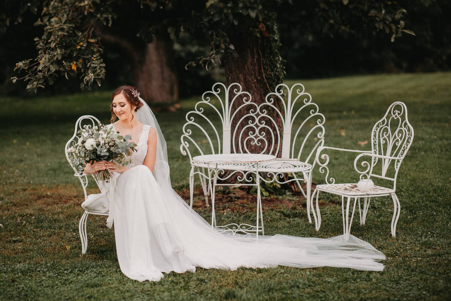 stoličky, nevesta, svadobné šaty, kvety