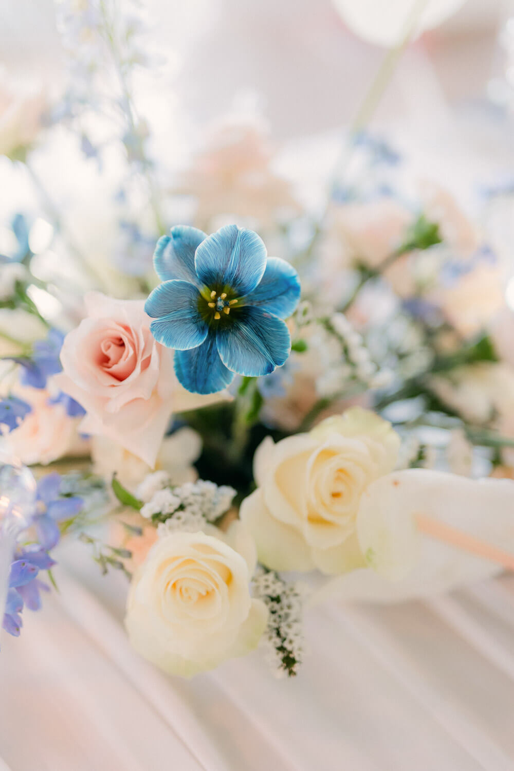kvetinová výzdoba na svadobnom stole